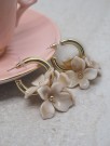 Øredobber med beige blomstercharms thumbnail