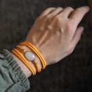 Skinnarmbånd med glassten orange thumbnail