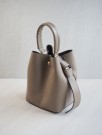 Bøtteveske i glatt skinn mørk taupe thumbnail