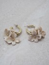 Øredobber med beige blomstercharms thumbnail
