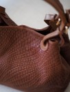 Stor flettet skinnveske cognac thumbnail