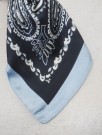 Satengskjerf off-white og mørkeblå thumbnail