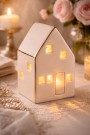 Kremfarget porselenshus med lys thumbnail