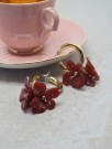 Øredobber med bordeaux blomstercharms thumbnail