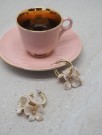 Øredobber med beige blomstercharms thumbnail