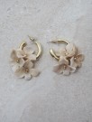 Øredobber med beige blomstercharms thumbnail