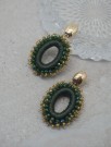 Øredobber med mørkegrønne glasstener thumbnail