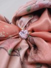 Skjerfnål med rosa glasstein thumbnail