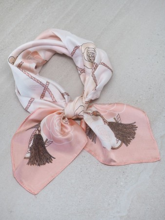 Satengskjerf lyserosa og hvitt