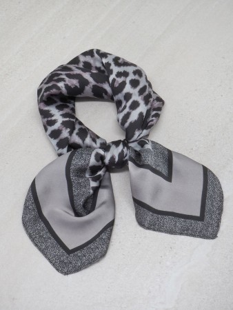 Satengskjerf grått dyremønster