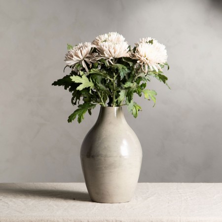 Gråbeige vase i metall - 32 cm høy