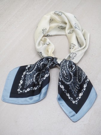 Satengskjerf off-white og mørkeblå