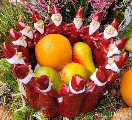 Røde nisser i ring - 22 cm