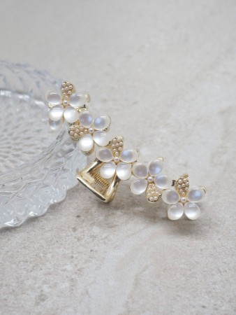 Hårklype med hvite glassblomster