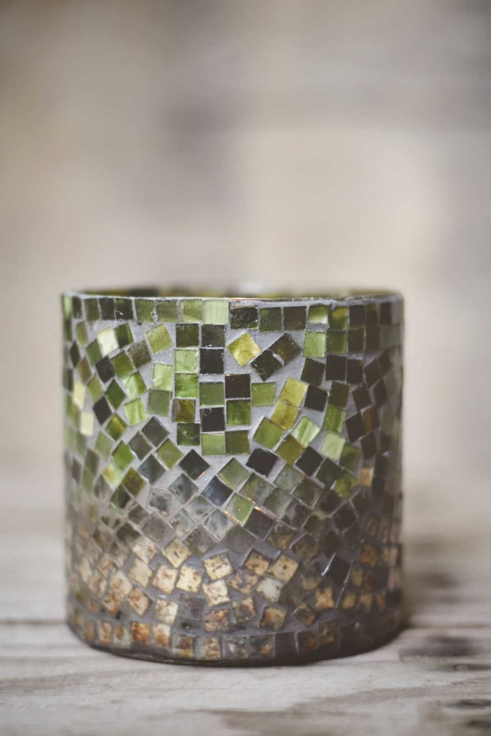Nydelig lysglass med litt god størrelse. Mosaikk gir det lille ekstra når man tenner lys eller bruker lyslenke i glasset.