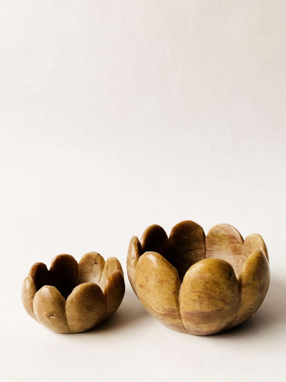 Lysholderen er 6 cm i diameter og passer vanlige telys.