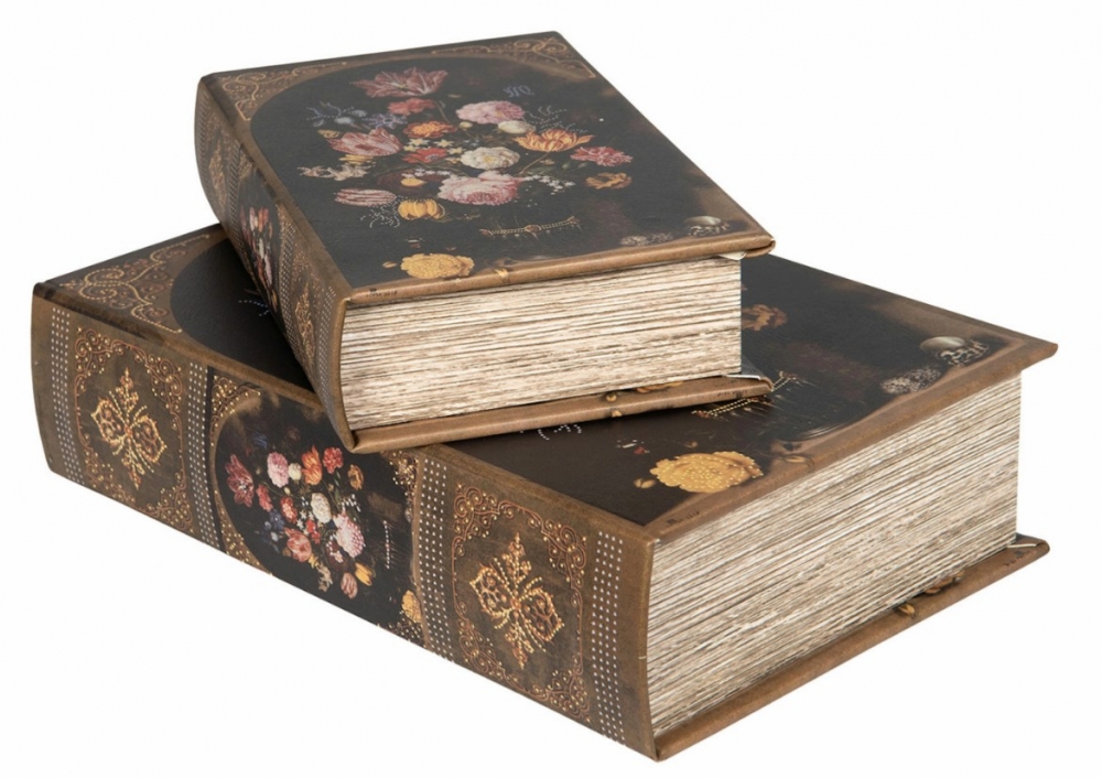 Prisen gjelder for den største boken på bildet.