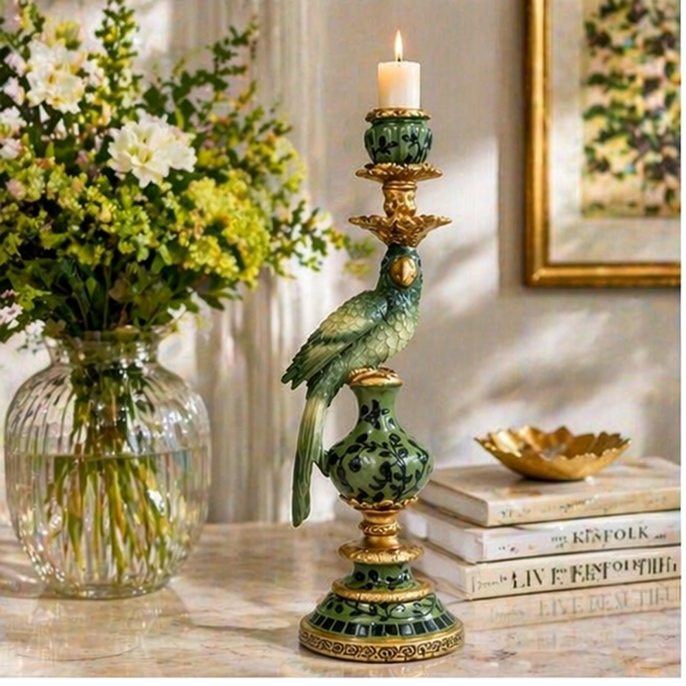 Gi belysningen i rommet et eksotisk preg med denne lysestaken med papegøye. Laget av poly. Lysestaken er 40 cm høy.

