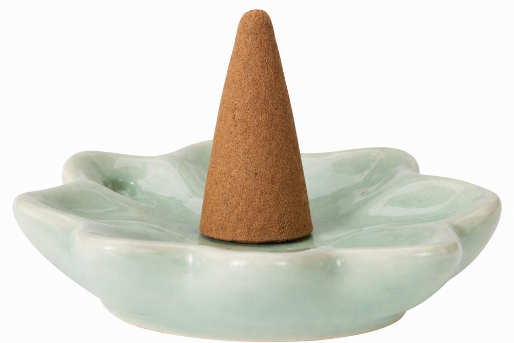 Nyt avslappende øyeblikk med røkelseskjegler som dufter herlig! Leveres med praktisk holder – perfekt for ro og velvære.