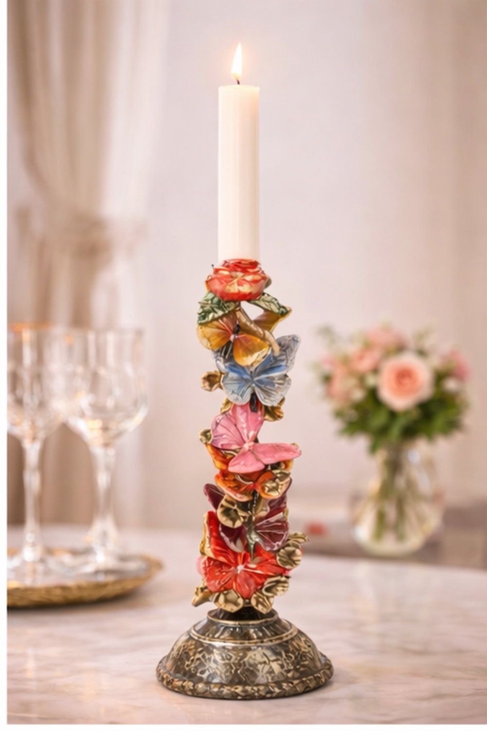 Leken lysestake med sommerfugler. Størrelsen er ca 13 cm i diameter og 35 cm høy. Passer til kronelys.