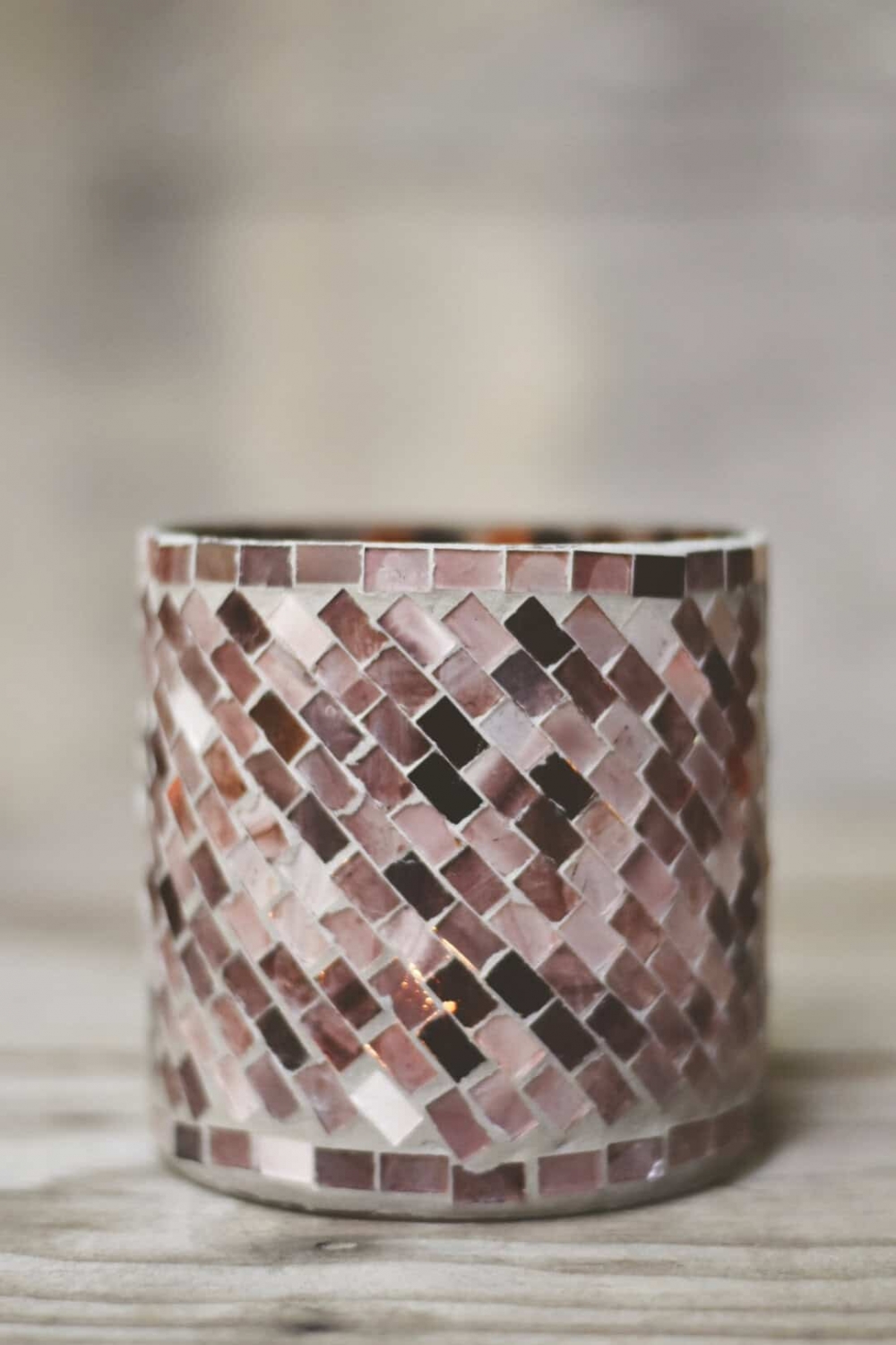 Nydelig lysglass med litt god størrelse. Mosaikk gir det lille ekstra når man tenner lys eller bruker lyslenke i glasset.