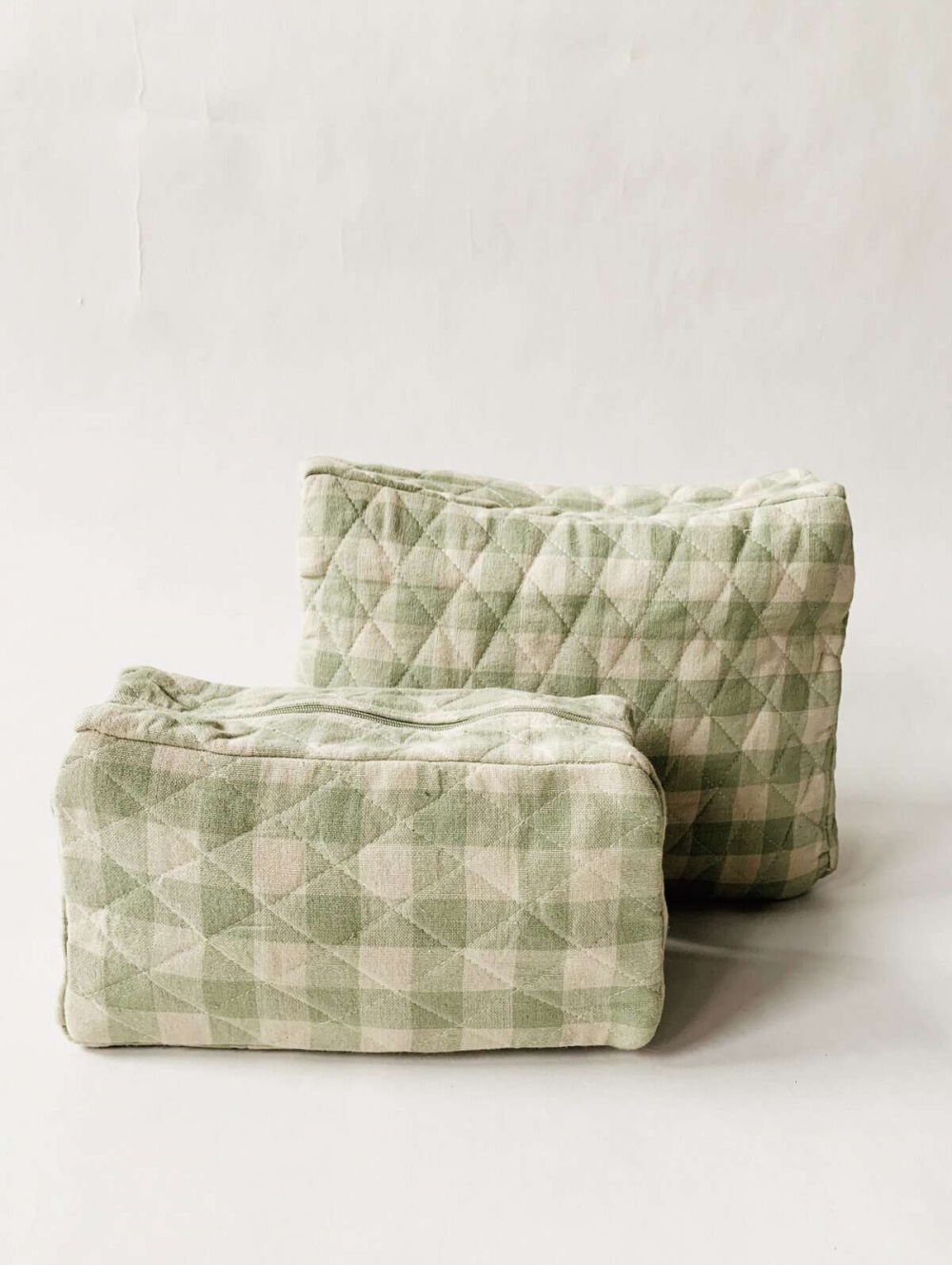 Herlig serie med stor og liten toalett veske samt veske i samme stoff! Denne lille toalettvesken er egentlig ikke veldig liten, den er 25 cm lang, 14 cm høy og 10 cm bred.