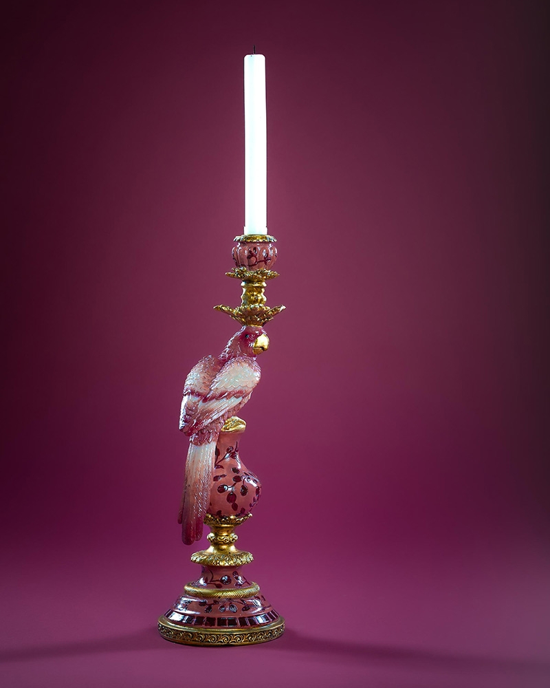 Gi belysningen i rommet et eksotisk preg med denne lysestaken med papegøye. Laget av poly. Lysestaken er 40 cm høy.
