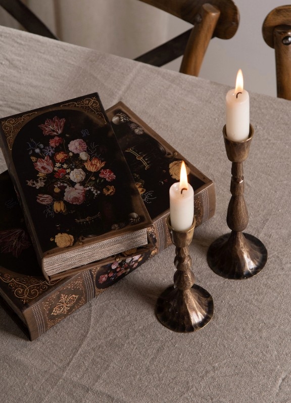 Prisen gjelder for den største boken på bildet.