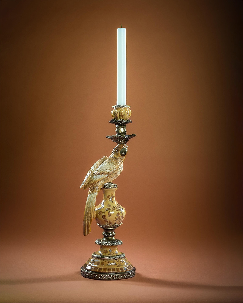 Gi belysningen i rommet et eksotisk preg med denne lysestaken med papegøye. Laget av poly. Lysestaken er 40 cm høy.
