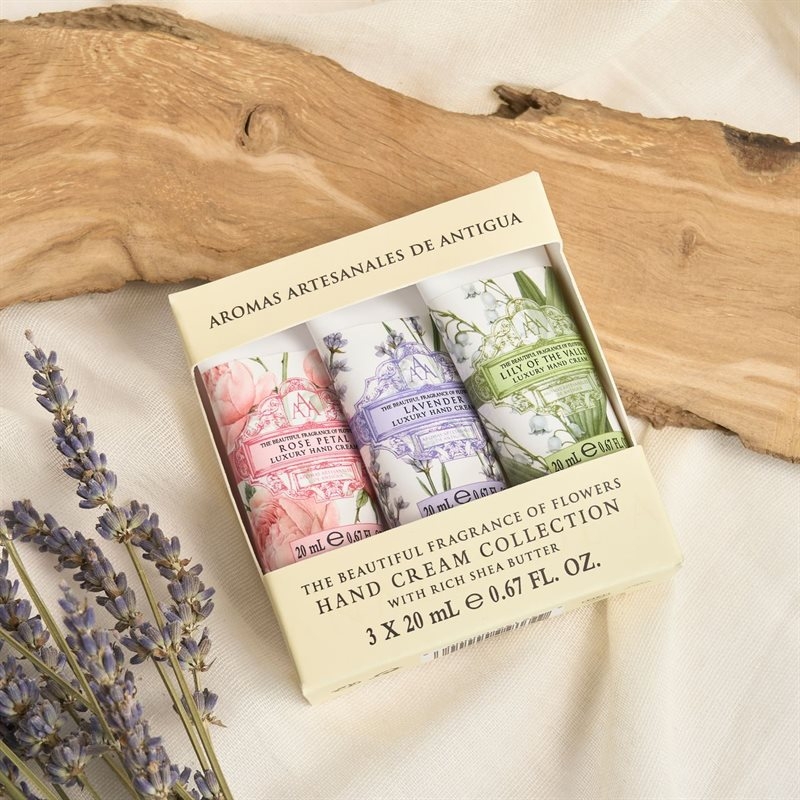 En supersøt gavepakke med 3 mini håndkremer (20 ml) i duftene lavendel, rose og liljekonvall.
