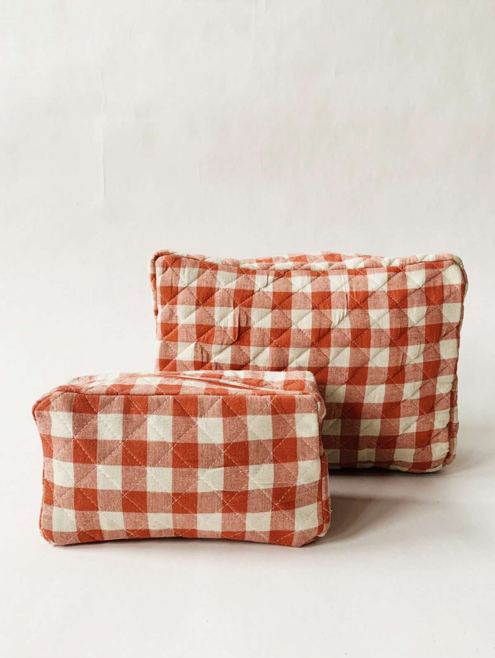 Herlig serie med stor og liten toalett veske samt veske i samme stoff! Denne store toalettvesken har plass til det meste, den er 34 cm lang, 23 cm høy og 12 cm bred.