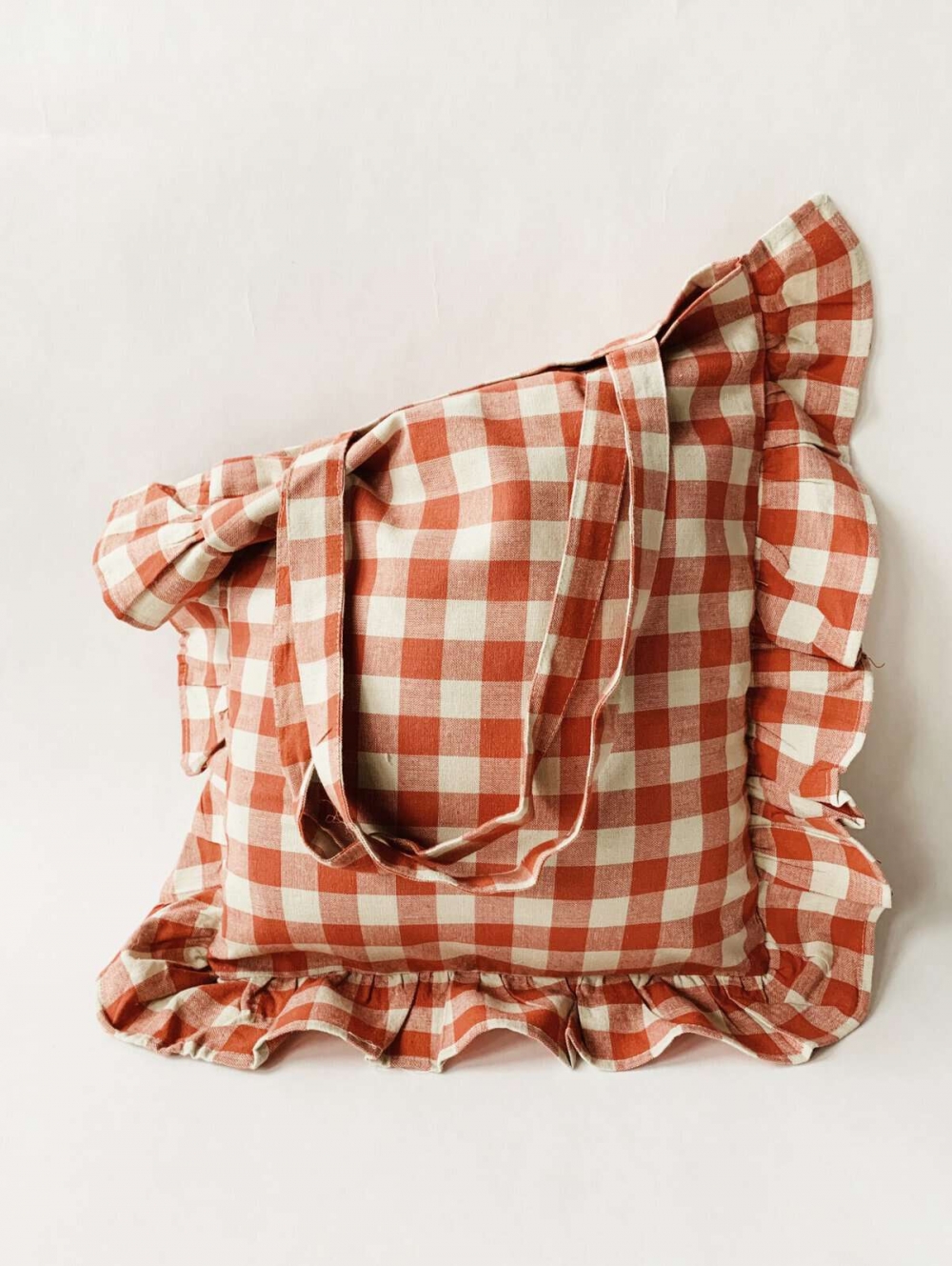 Herlig serie med stor og liten toalett veske samt veske i samme stoff! Denne vesken er 45 x 45 cm.
