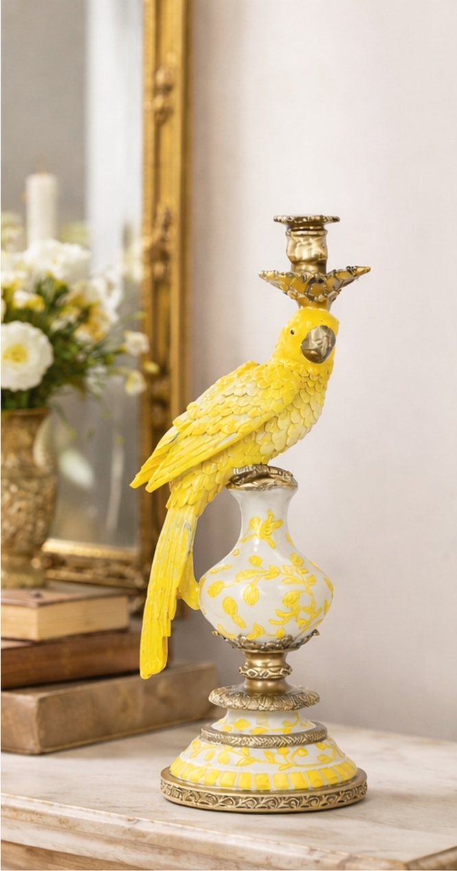 Gi belysningen i rommet et eksotisk preg med denne lysestaken med papegøye. Laget av poly. Lysestaken er 40 cm høy.